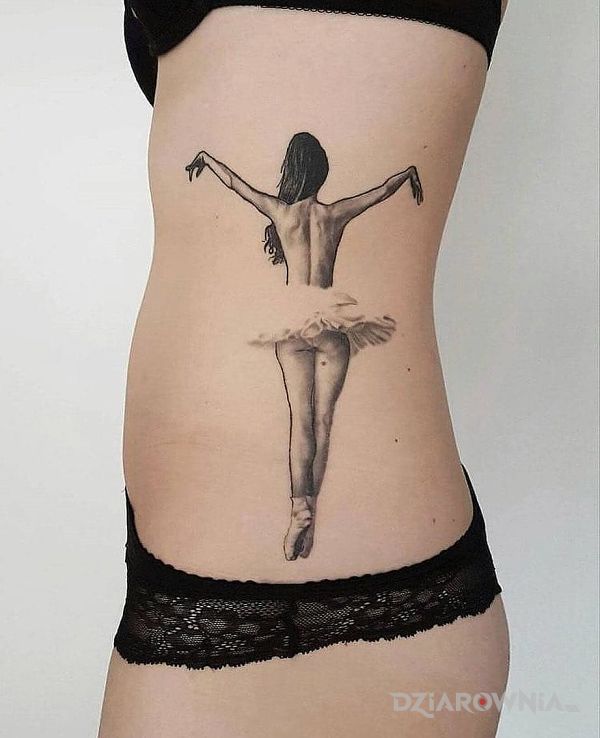 Tatuaż baletnica w motywie czarno-szare i stylu realistyczne na żebrach