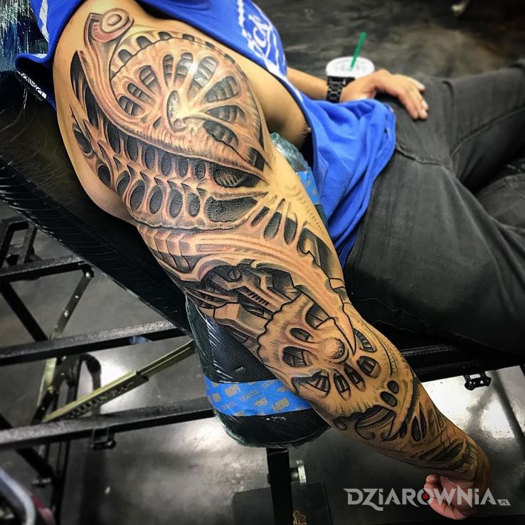 Tatuaż ręka demona w motywie rękawy i stylu organika na ramieniu