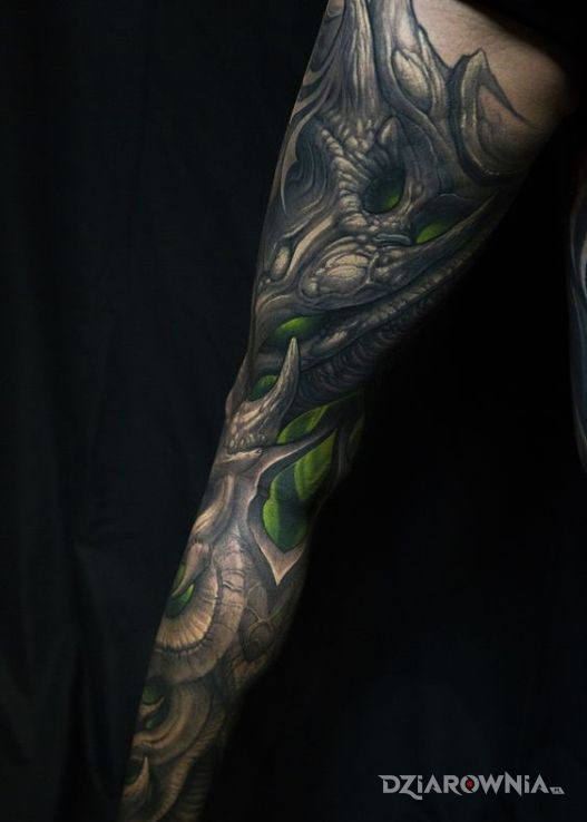 Tatuaż zielona poświata w stylu organicznym w motywie rękawy i stylu organika na przedramieniu