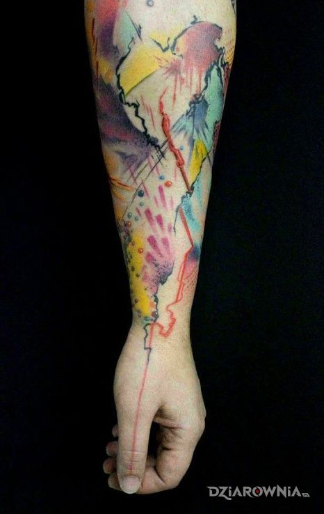 Tatuaż kolorowe kształty w motywie kolorowe i stylu abstrakcyjne na przedramieniu