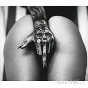 Tattoo Skull on palm on the fingers motif: skulls