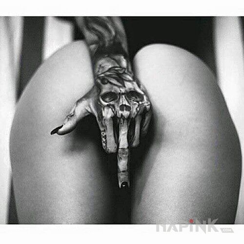 Tattoo Czaszka na dłoni in skulls motif on the fingers
