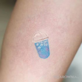 Tatuaż Smoothie na ramieniu motyw: kolorowe styl: handpoke
