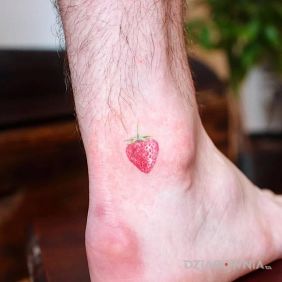 Tatuaż Truskaweczka przy kostce motyw: kolorowe styl: handpoke