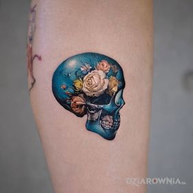 Tatuaż Czaszka w kwiaty na przedramieniu motyw: czaszki styl: realistyczne