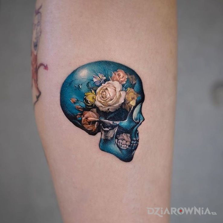 Tatuaż czaszka w kwiaty w motywie czaszki i stylu realistyczne na przedramieniu