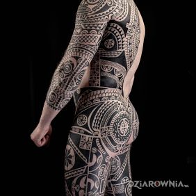 Tatuaż Polinezyjska perfekcja na plecach motyw: czarno-szare styl: polinezyjskie