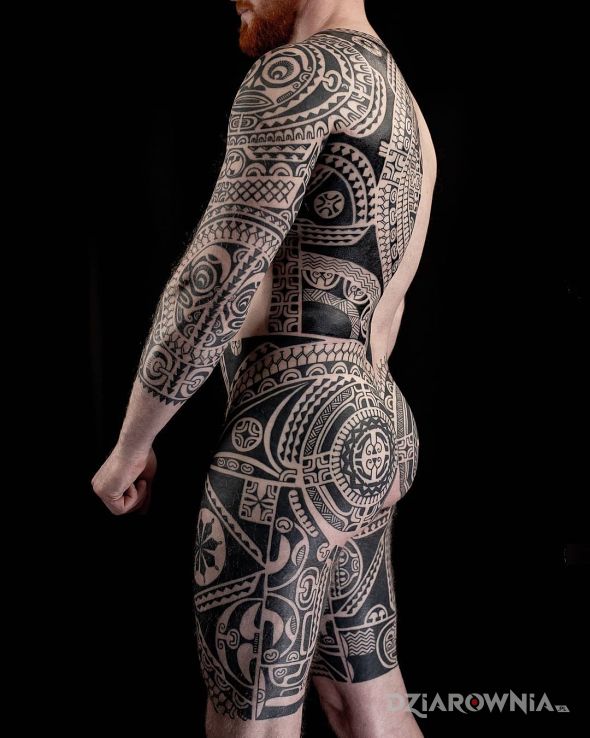 Tatuaż polinezyjska perfekcja w motywie nogawki i stylu polinezyjskie na ramieniu