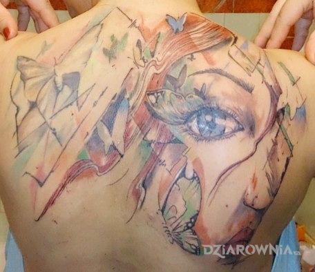 Tatuaż motyle w motywie twarze na łopatkach