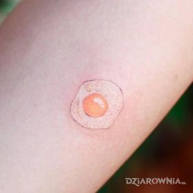 Tatuaż Jajko sadzone ? na przedramieniu motyw: kolorowe styl: handpoke