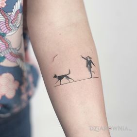 Tatuaż Aport na przedramieniu motyw: zwierzęta styl: minimalistyczne