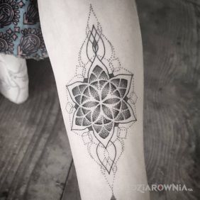 Tatuaż Wykropkowana mandala na przedramieniu motyw: mandale styl: graficzne / ilustracyjne