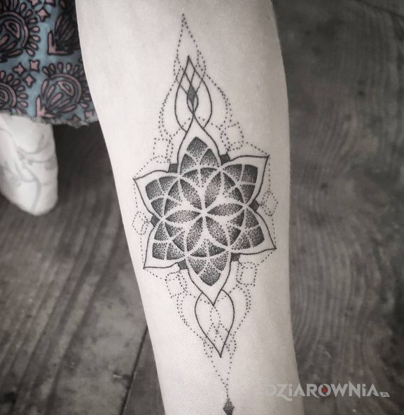 Tatuaż wykropkowana mandala w motywie ornamenty i stylu graficzne / ilustracyjne na przedramieniu