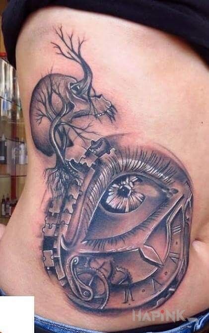 Tattoo Wszystko przemija in skulls motif on the stomach