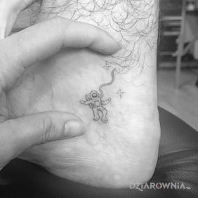 Tatuaż Malec w kosmosie na ramieniu motyw: czarno-szare styl: handpoke