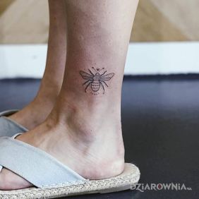 Tatuaż Pszczółka przy kostce motyw: czarno-szare styl: handpoke