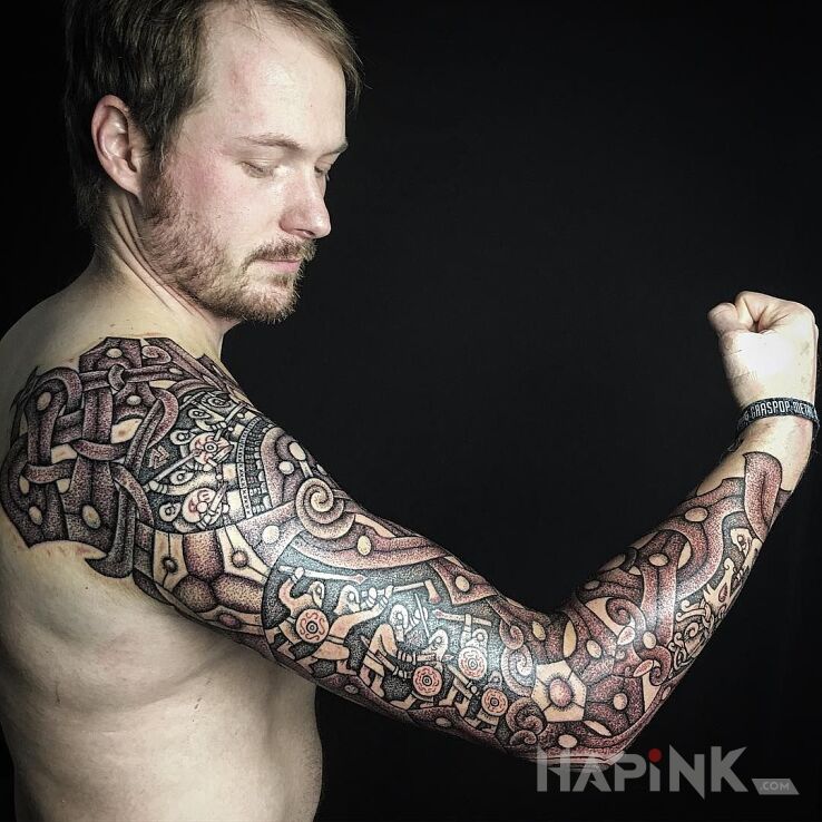 Tattoo Celtyccy wojownicy in sleeves motif and Celtic / Nordic style on the upper arm