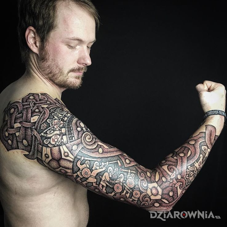 Tatuaż celtyccy wojownicy w motywie czarno-szare i stylu dotwork na ramieniu