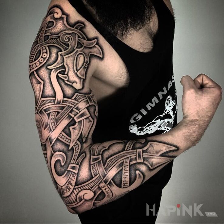 Tattoo Smok po celtycku in black and gray motif and Celtic / Nordic style on the upper arm