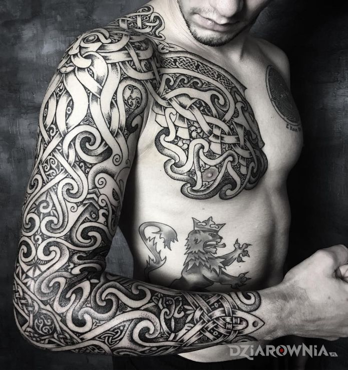 Tatuaż celtyckie wzory w natarciu w motywie czarno-szare i stylu celtyckie / nordyckie na ramieniu