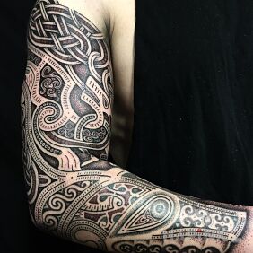 Tattoo Tattoo inspired by ancient Celts on the upper arm motif: sleeves style: Celtic / Nordic