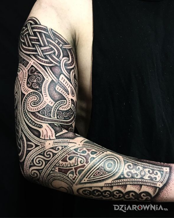 Tatuaż  nawiązujący do dawnych celtów w motywie czarno-szare i stylu celtyckie / nordyckie na ramieniu