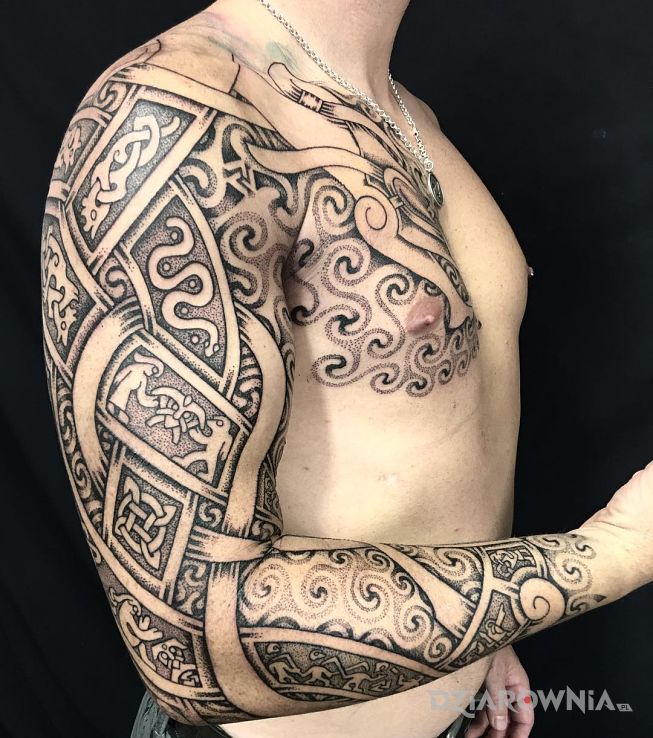 Tatuaż tradycyjne celtyckie symbole w motywie czarno-szare i stylu celtyckie / nordyckie na przedramieniu