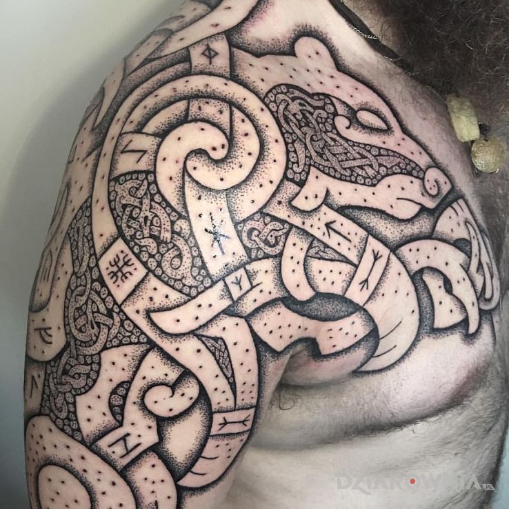 Tatuaż niedźwiedź w motywie zwierzęta i stylu celtyckie / nordyckie na ramieniu