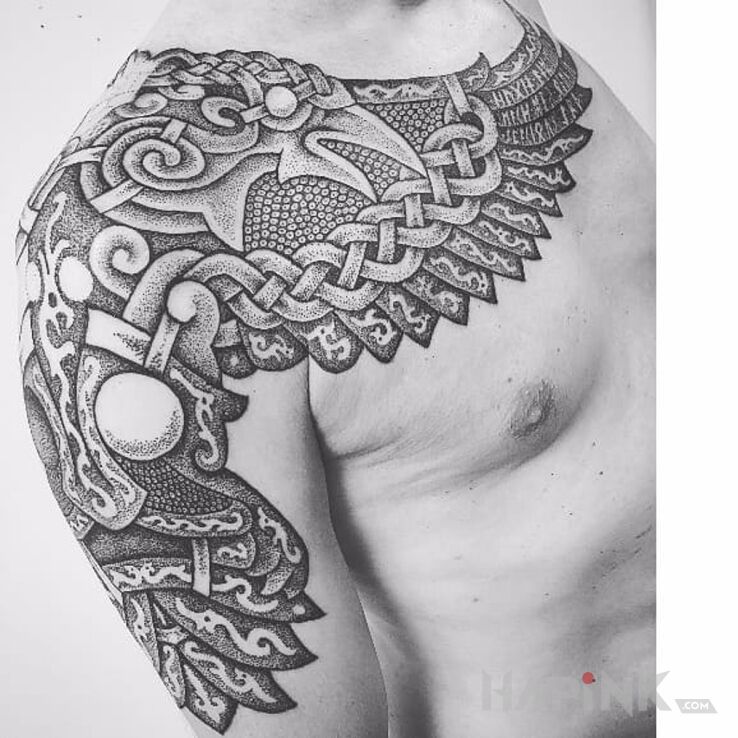 Tattoo Kruk o obłędnym wyglądzie in animals motif and Celtic / Nordic style on the upper arm