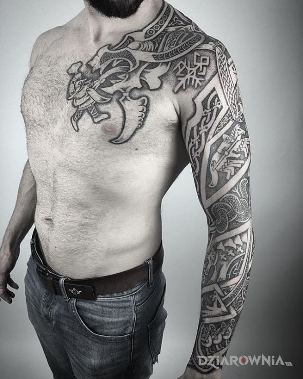 Tatuaż pożarcie przez smoka w motywie postacie i stylu celtyckie / nordyckie na klatce