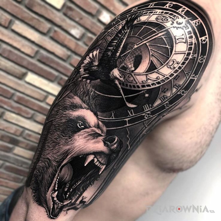 Tatuaż czas misia nastał w motywie czarno-szare i stylu realistyczne na ramieniu