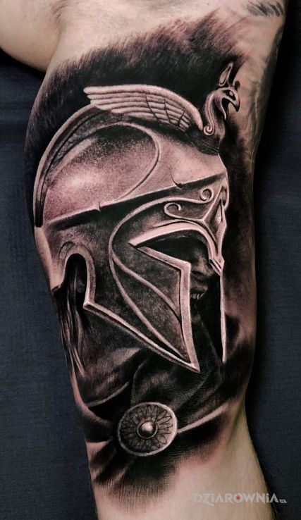 Tatuaż gladiator w motywie postacie i stylu realistyczne na ramieniu