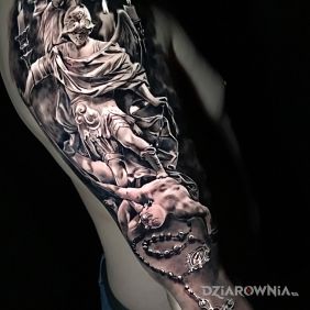 Tatuaż Zło zdeptane przez dobro na ramieniu motyw: czarno-szare styl: realistyczne