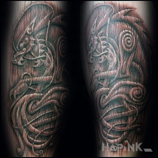 Tattoo Wilkołak z drewna in black and gray motif and carved wood style on the calf