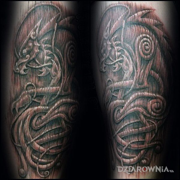 Tatuaż wilkołak z drewna w motywie postacie i stylu rzeźbione drewno na łydce