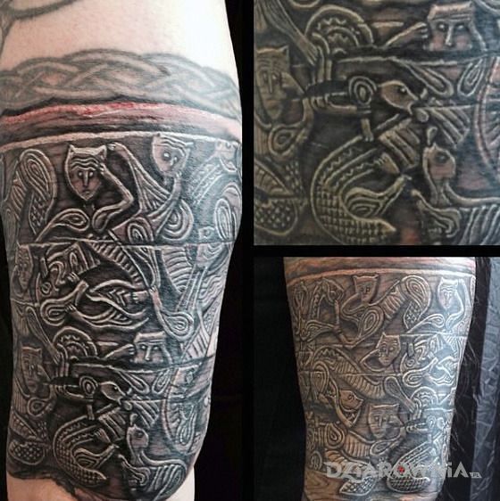 Tatuaż historia w drewnie w motywie postacie i stylu rzeźbione drewno na ramieniu