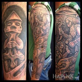 Tattoo Figures carved in wood on the upper arm motif: black and gray style: carved wood