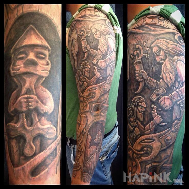 Tattoo Postacie wyryte w drewnie in black and gray motif and carved wood style on the forearm