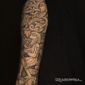 Tatuaż Tatuowane płaskorzeźby na ramieniu motyw: czarno-szare styl: rzeźbione drewno