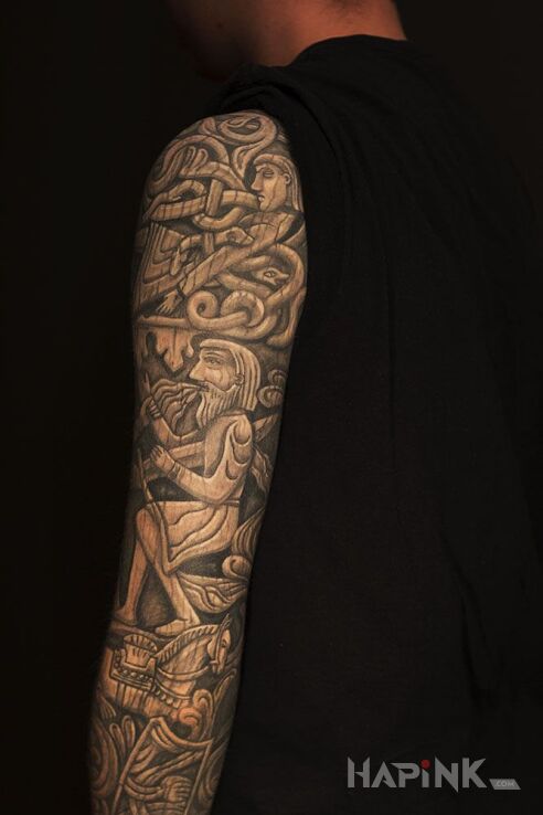 Tattoo Tatuowane płaskorzeźby in black and gray motif and carved wood style on the upper arm