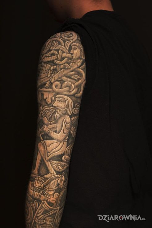 Tatuaż tatuowane płaskorzeźby w motywie czarno-szare i stylu rzeźbione drewno na ramieniu