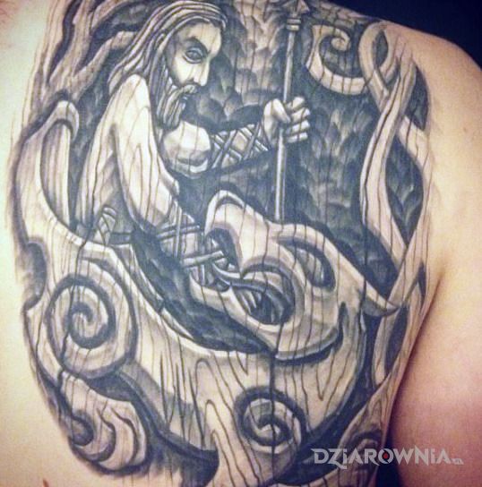 Tatuaż wilk fenrir w motywie czarno-szare i stylu rzeźbione drewno na plecach