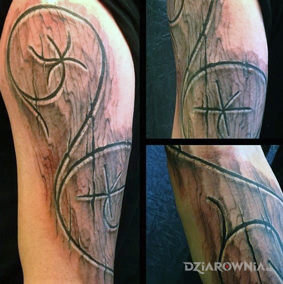 Tatuaż wzór wyryty w desce w motywie czarno-szare i stylu rzeźbione drewno na ramieniu