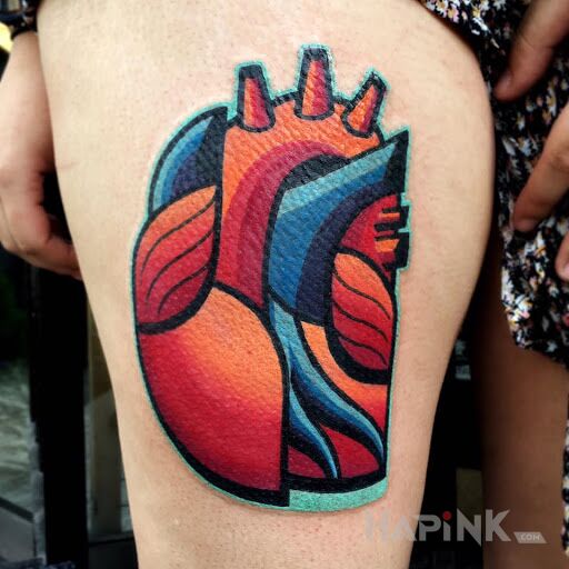 Tattoo Serce czerwono-niebieskie in colorful motif and modern / cubism style on the leg