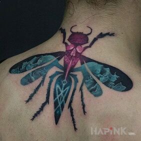Tattoo Wasp on the back motif: animals