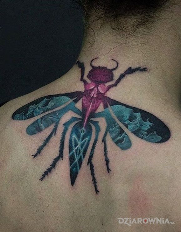 Tatuaż osa w motywie zwierzęta na plecach