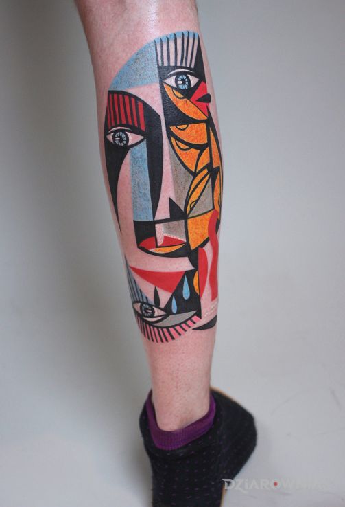 Tatuaż kubistyczna twarz w motywie kolorowe i stylu modern / kubizm na łydce