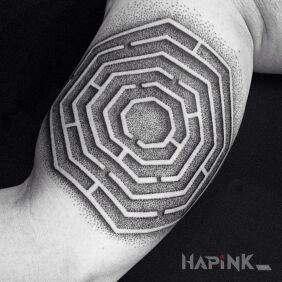 Tattoo Labyrinth on the upper arm motif: 3D