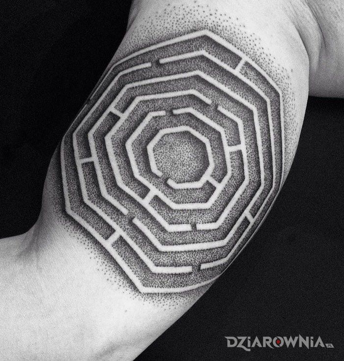 Tatuaż labirynt w motywie 3D na ramieniu