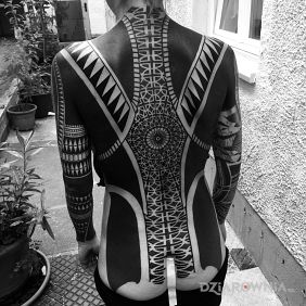 Tatuaż Czarny kostium na plecach motyw: rękawy styl: blackwork / blackout